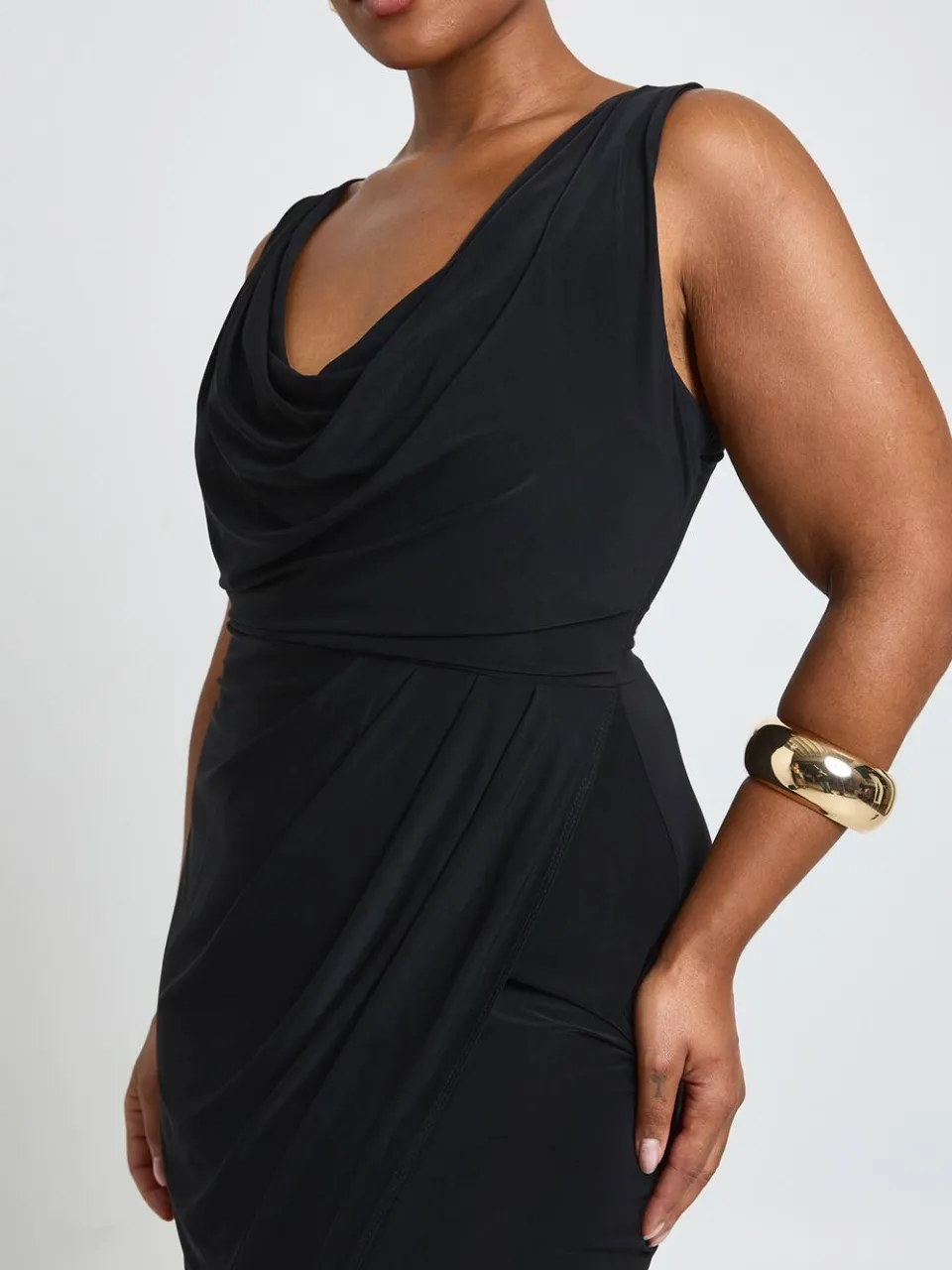 boohoo Dames Plus Slinky Gerimpelde Wikkel Maxi Jurk zwart, foto 3