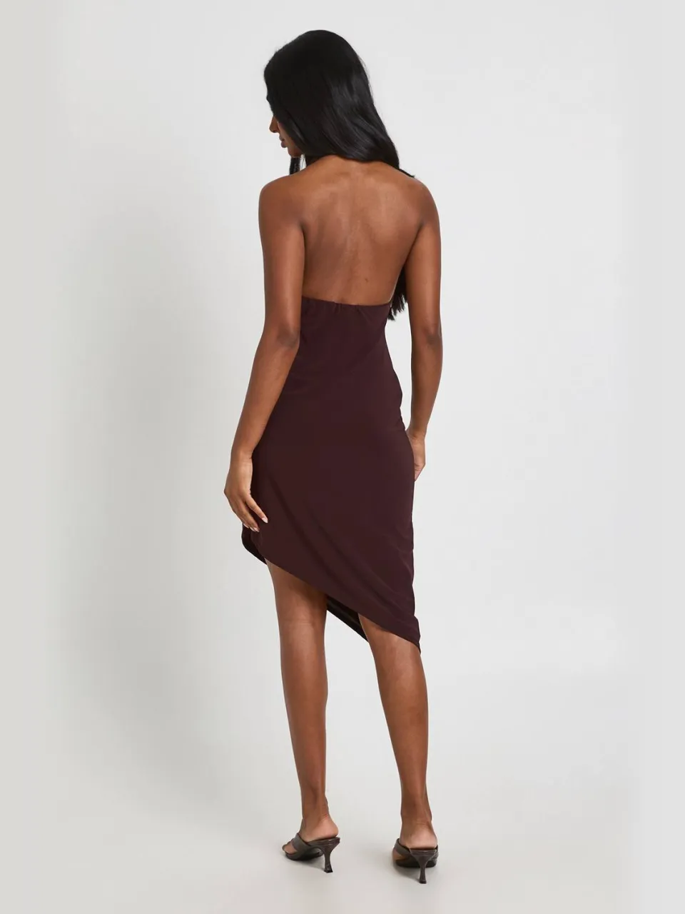 boohoo Dames Dubbellaags Slinky Jurk Met Gouden Bies, Diepe V-hals En Asymmetrische Zoom, foto 2