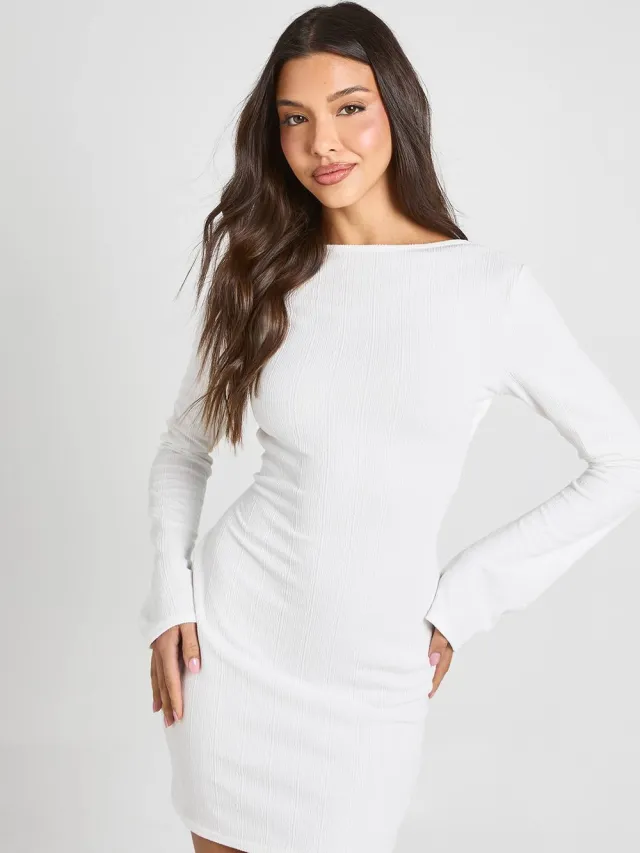 boohoo Dames Geplooide Rib Jurk Met Wijduitlopende Mouwen En Strikdetail Op De Rug Ecru