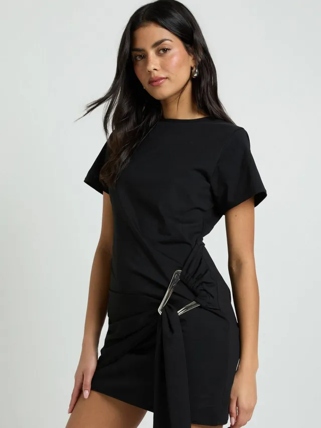 boohoo Dames Jurk Met Goudkleurige Bies En Ceintuur En Korte Mouwen Zwart
