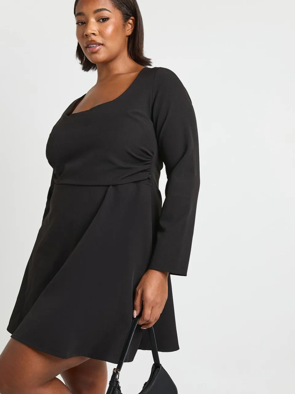 boohoo Dames Plus Jurk met ronde hals, geraffelde taille en skatermodel zwart, foto 4