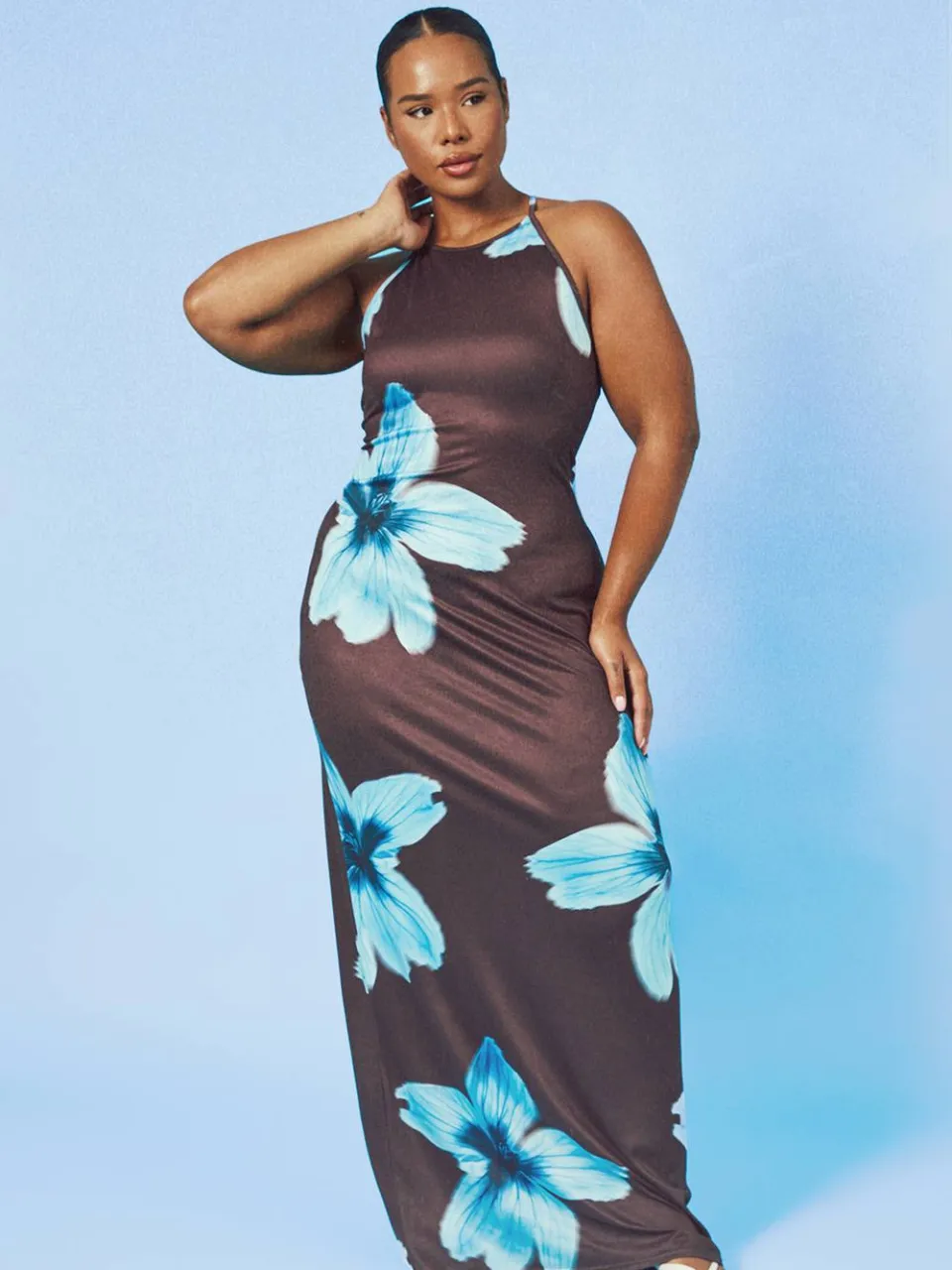 boohoo Dames Plus Maat Maxi Jurk Met Grote Bloemenprint En Racerback Hals Chocoladebruin