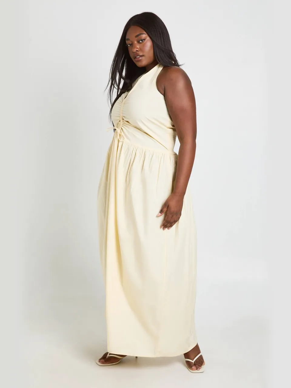 boohoo Dames Plus Maxi Jurk Met Halternek En Ruche Detail citroen, foto 3
