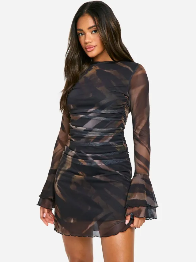boohoo Dames Bedrukte mesh minijurk met uitlopende mouwen Bruin