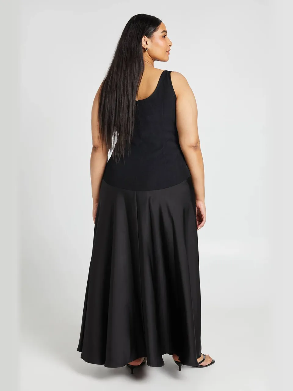boohoo Dames Plus Crepe Mouwloze Jurk Met Satijnen Rok zwart, foto 2