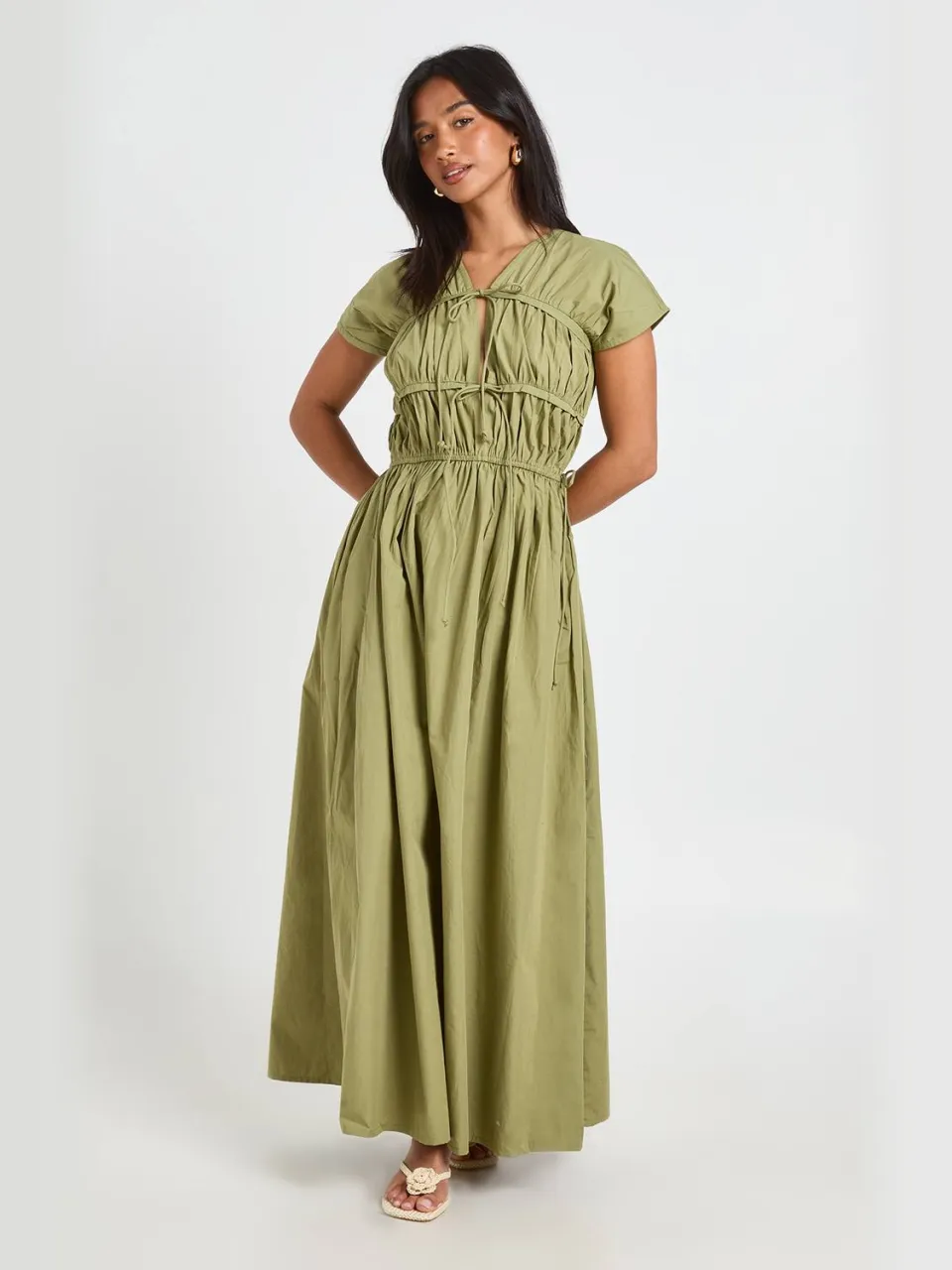 boohoo Dames Petite Katoenen Popeline Maxi Jurk Met Gerimpelde Voorkant En Strikdetail licht kaki, foto 3