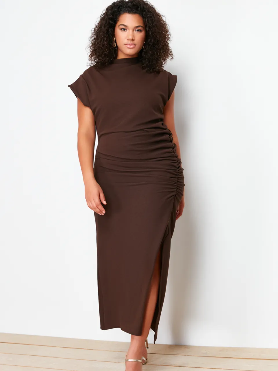 Trendyol Curve Dames Bruin Effen Midi Mouwloos Feest Bodycon Grote maten Jurk