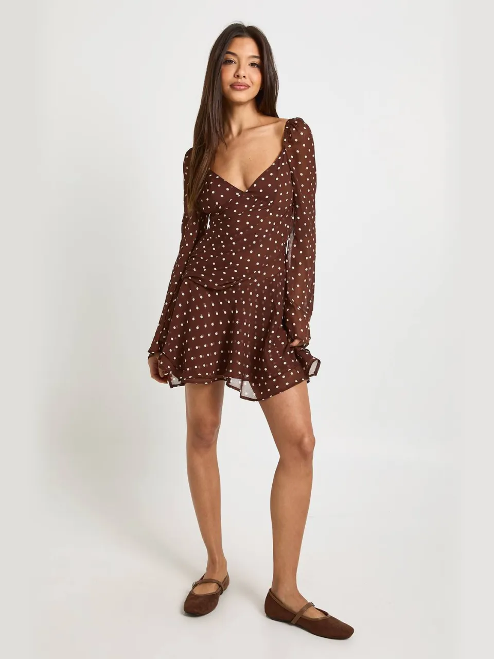 boohoo Dames Polka Dot Gerimpelde Sweetheart Geplooide Skater Jurk chocoladebruin, foto 3