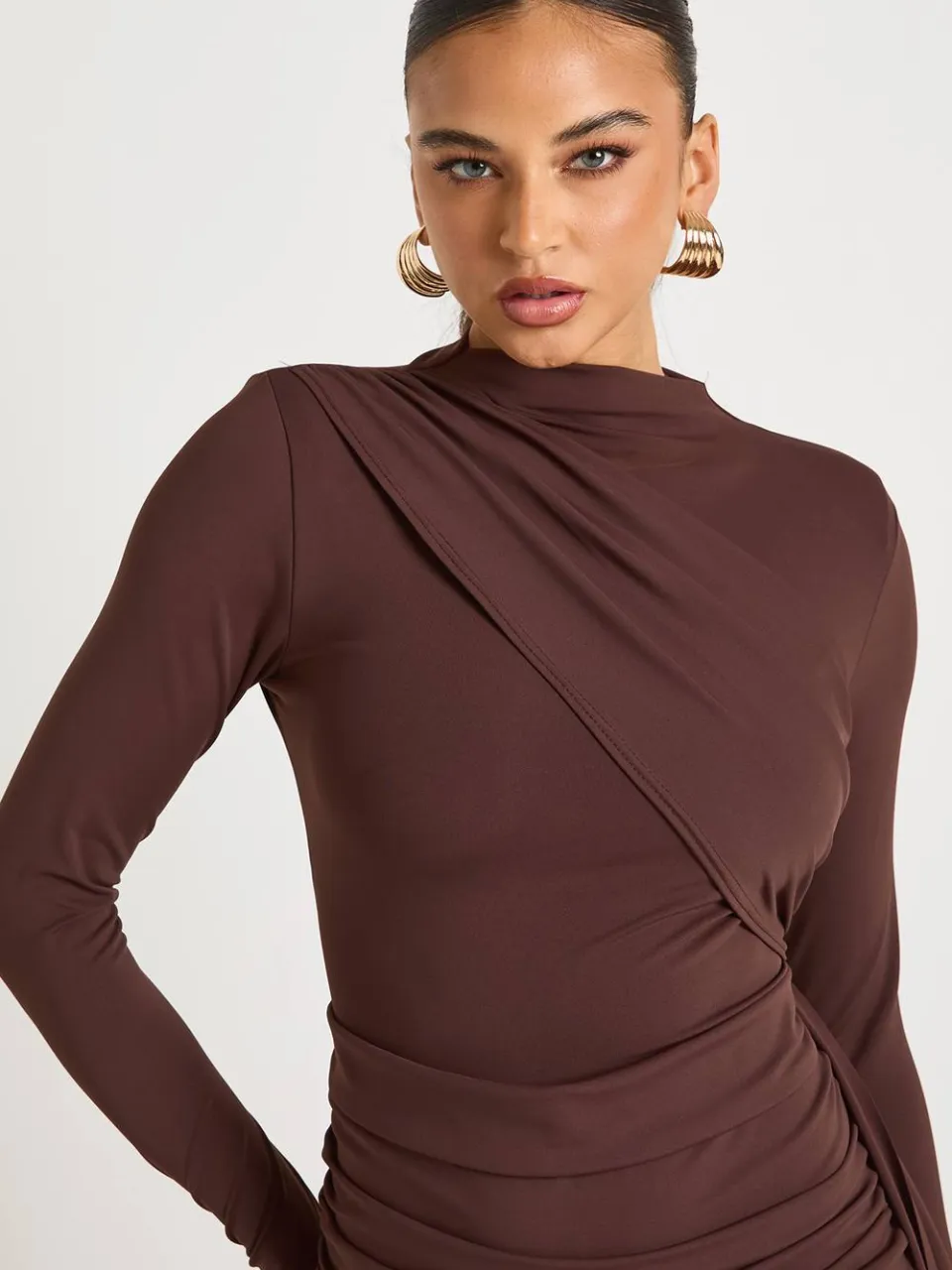 boohoo Dames Hoge hals, gedrapeerde, vormgevende, slinky mini‐jurk chocoladebruin, foto 3