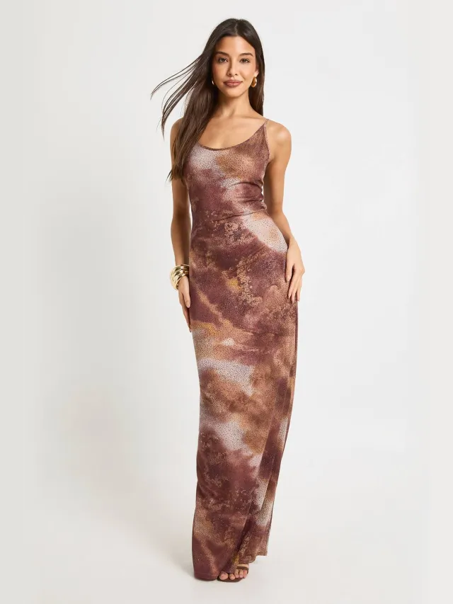 boohoo Dames Bedrukte Hot Fix Pailletten Maxi‐jurk met lage scoop‐hals Bruin