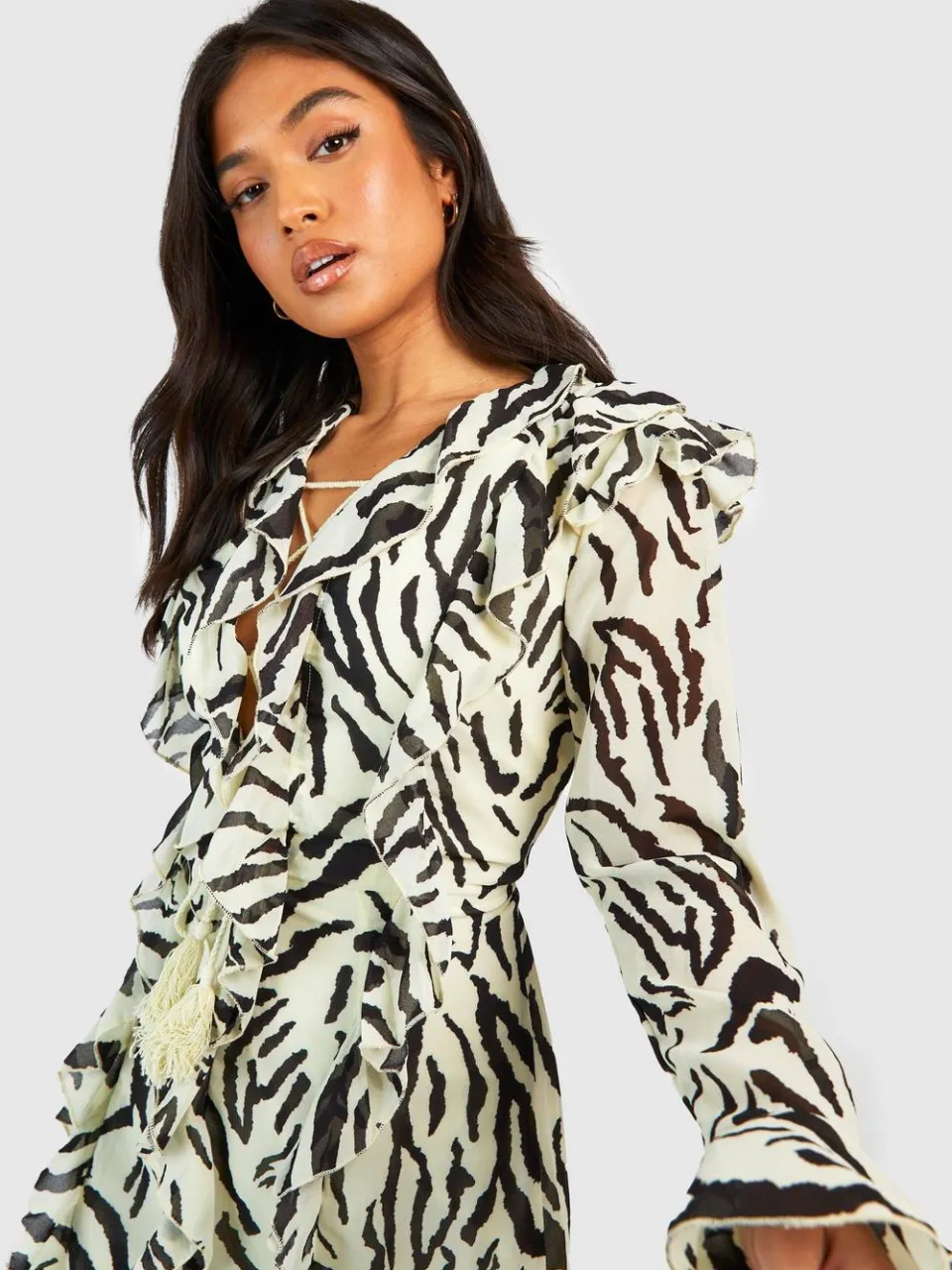 boohoo Dames Petite Zebra Ruffle Boho Mini Jurk ivoor, foto 4