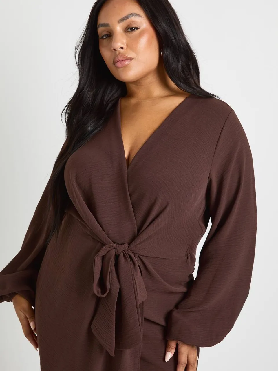 boohoo Dames Plus getextureerde maxi-jurk met strikdetail chocoladebruin, foto 3