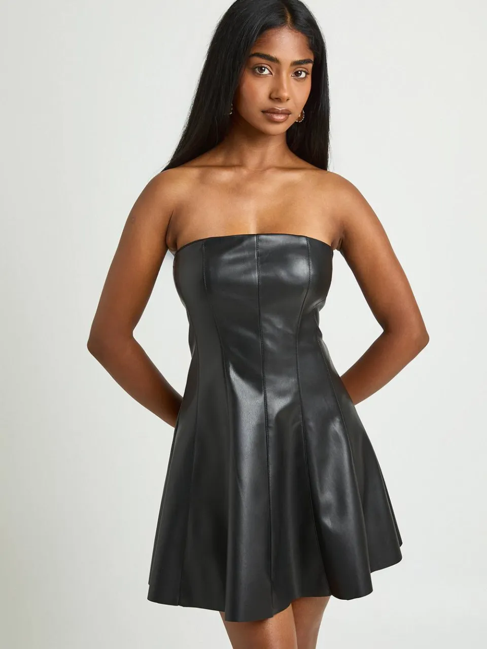 boohoo Dames Leren Look Bandeau Mini Jurk zwart, foto 2