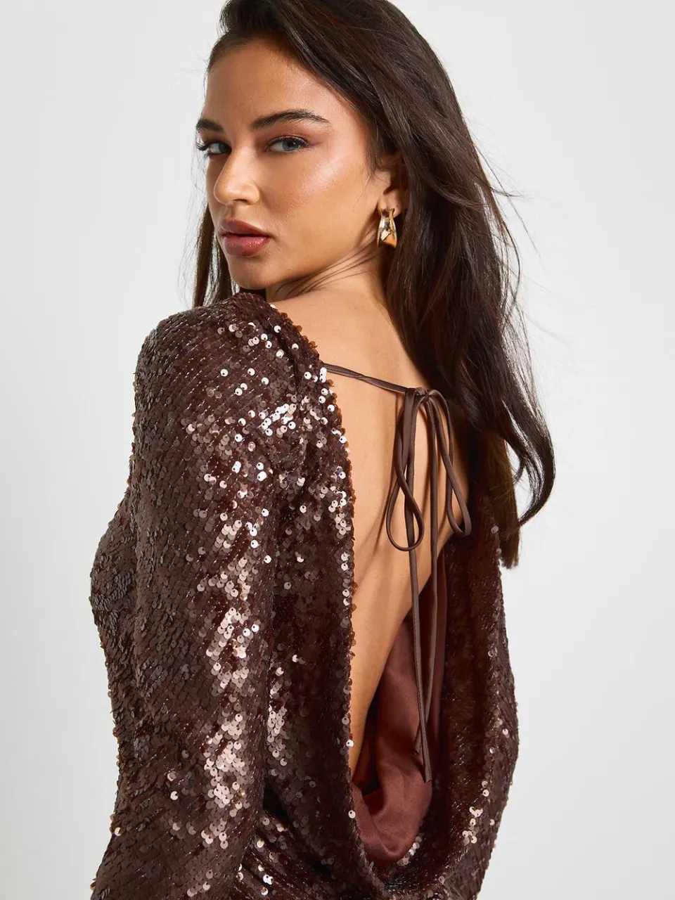 boohoo Dames Minijurk met cowl-nek en sequinaccent op de rug chocoladebruin, foto 5