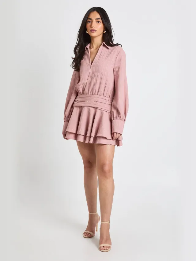 boohoo Dames Getextureerde Geplooide Ruches Mini Jurk Met Laagjes Woestijnroos