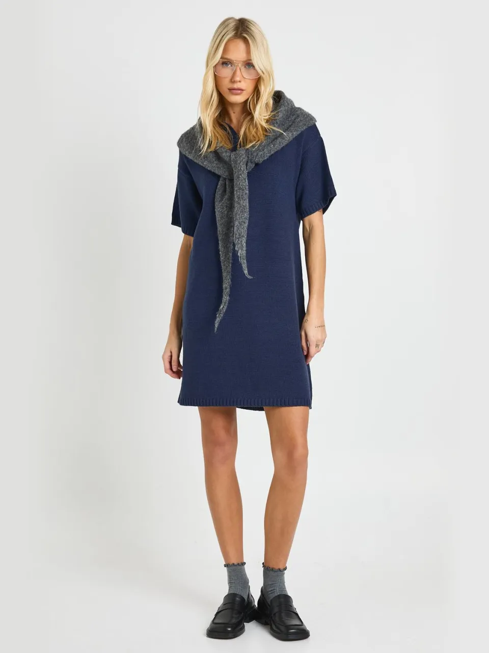boohoo Dames Oversized gebreide jurk met kraag en knoopjes marineblauw, foto 2