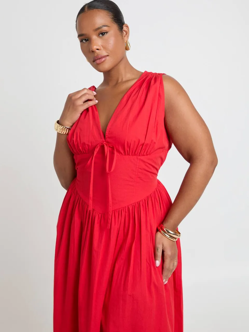 boohoo Dames Plus Katoenen Poplin Maxi Jurk Met Diepe V-hals En Getailleerd Middel Detail Rood
