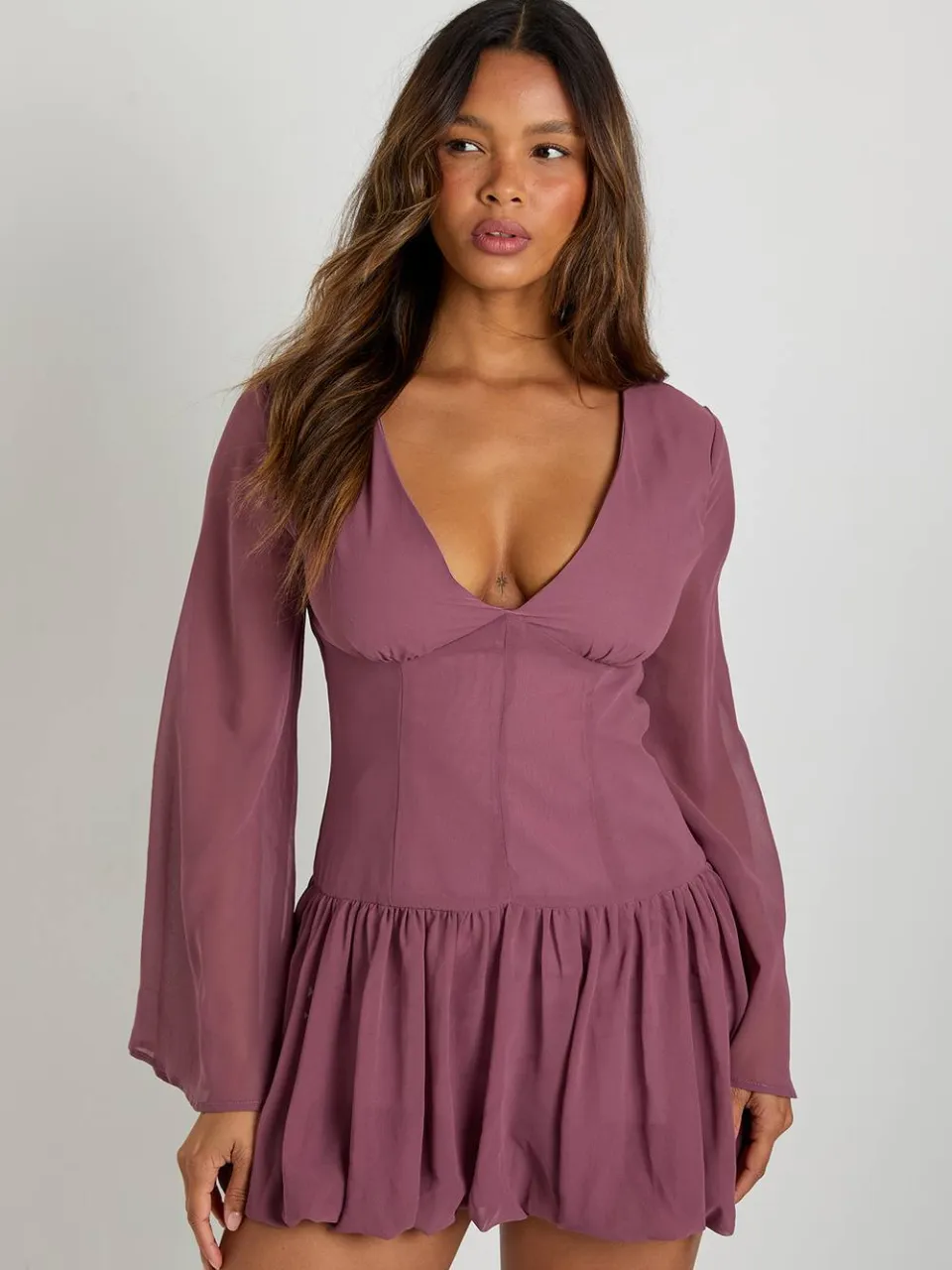 boohoo Dames Chiffon mini-jurk met lage taille en pofbal roos, foto 3