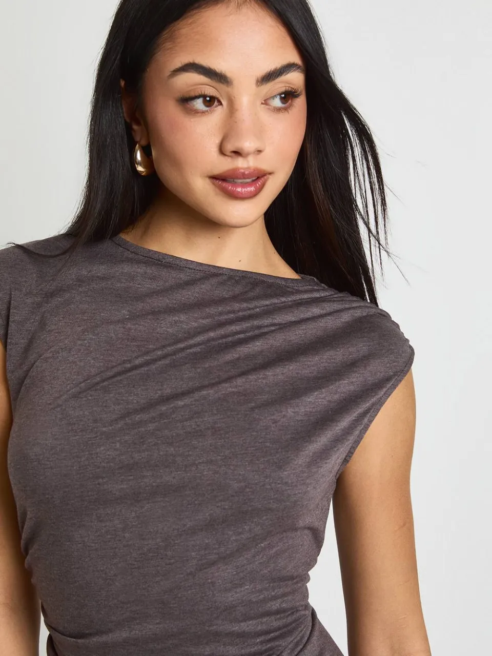 boohoo Dames Gemêleerde Asymmetrische Hals Gerimpelde Zijkant Mini Jurk chocoladebruin, foto 3