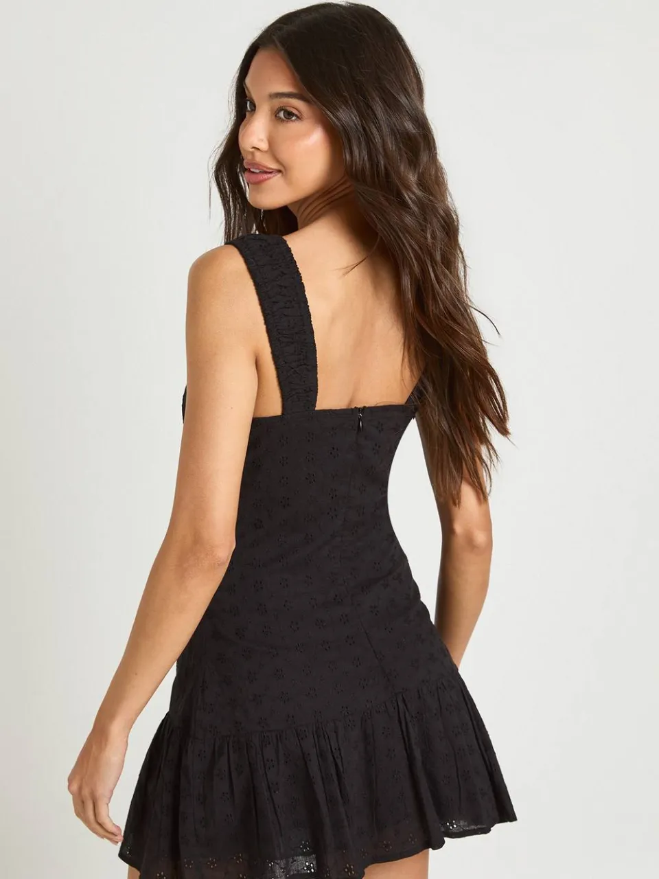 boohoo Dames Broderie Jurk Met Gerimpelde Buste Mini zwart, foto 2