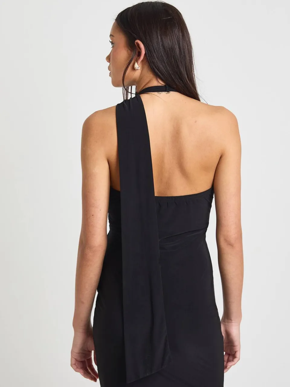 boohoo Dames Slinky Halterneck Jurk met Kant Afwerking en Sjaal Detail zwart, foto 2