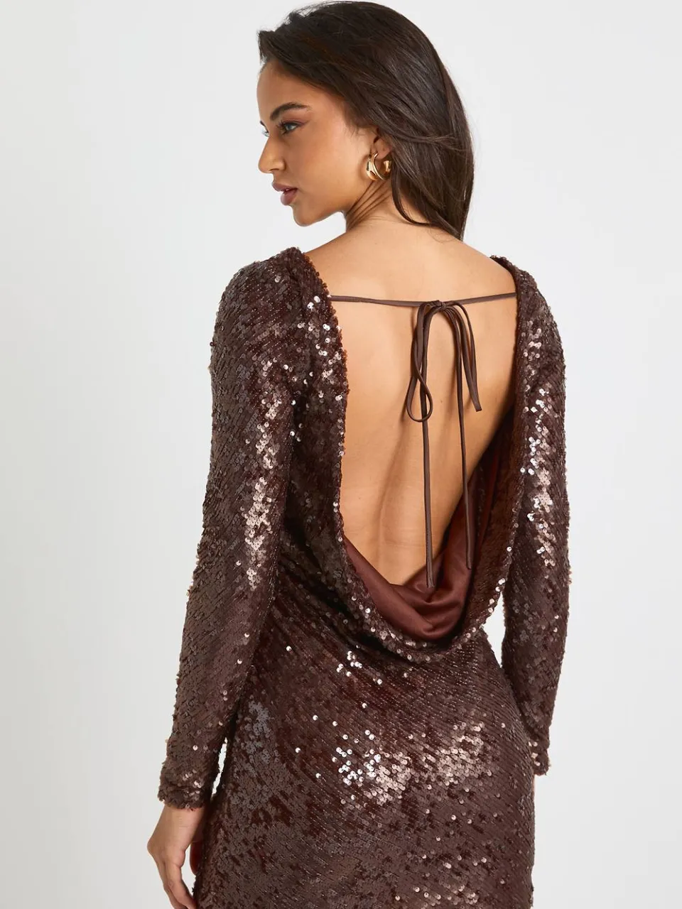 boohoo Dames Minijurk met cowl-nek en sequinaccent op de rug chocoladebruin, foto 4