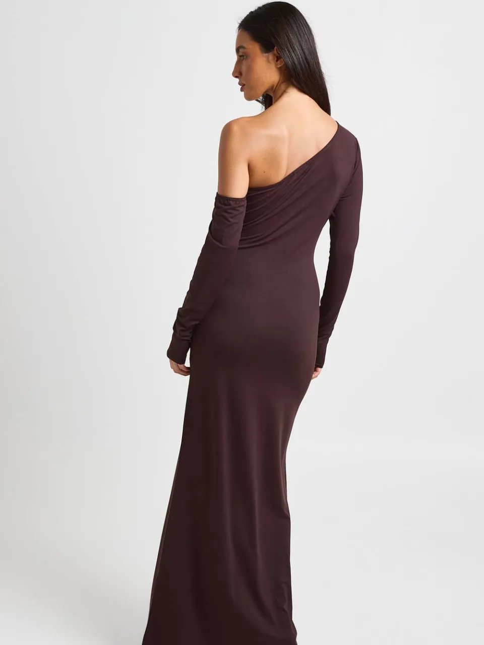 boohoo Dames Superzachte Maxi Jurk Met Éen Schouder chocoladebruin, foto 2