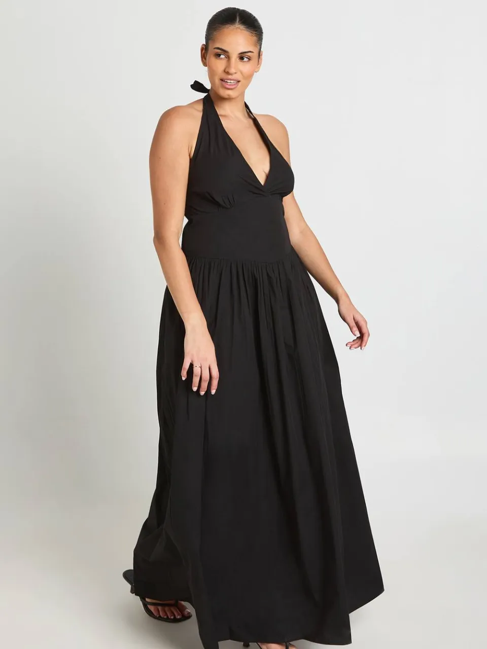 boohoo Dames Plus Katoenen Popeline Halternek Geplooide Maxi Jurk zwart, foto 2