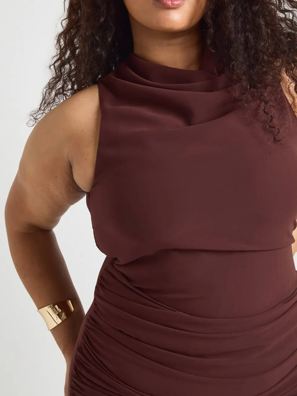 boohoo Dames Plus Cowl Neck Geplooide Rok Maxi Jurk chocoladebruin, foto 4