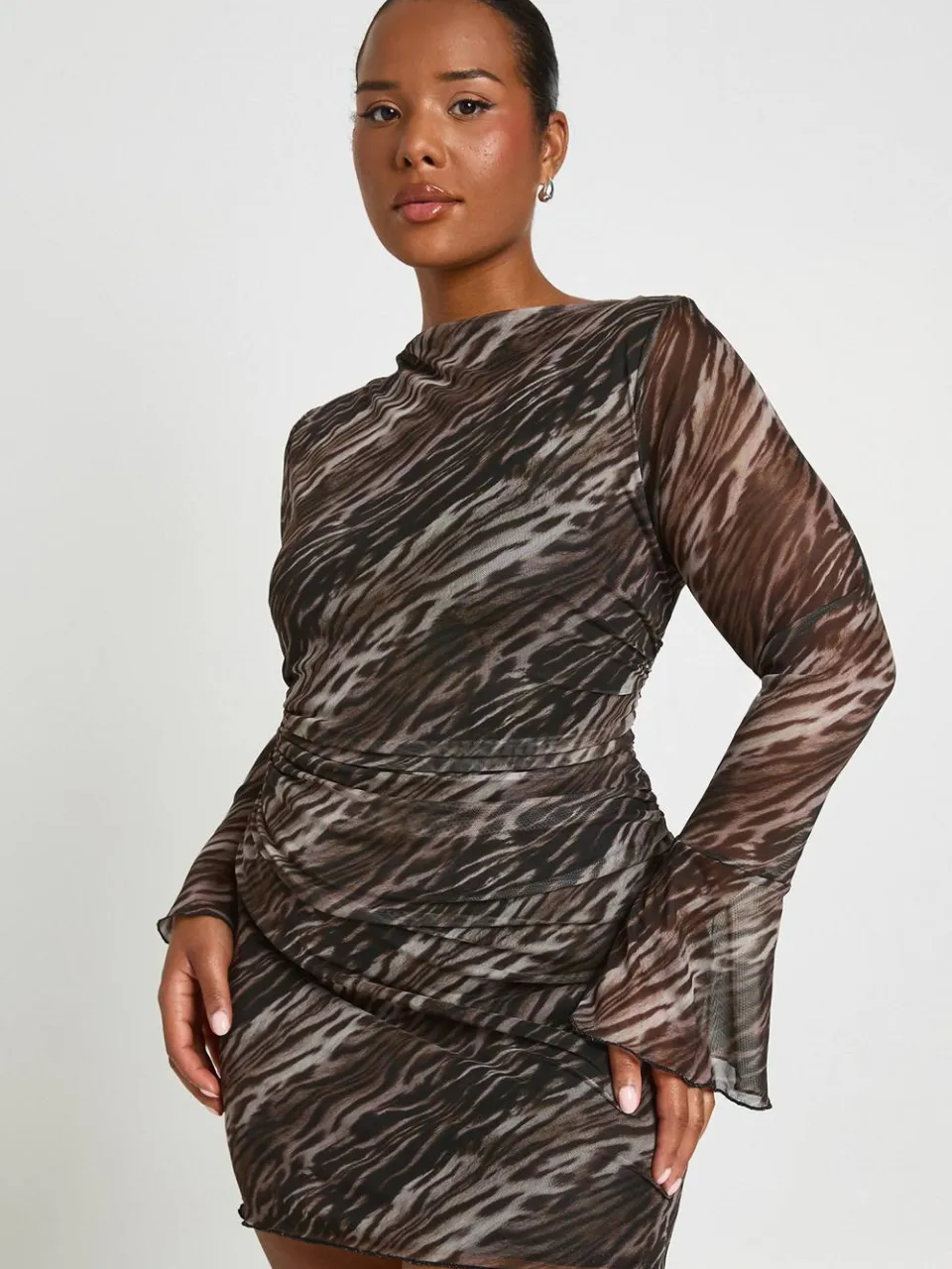 boohoo Dames Plus Mini-jurk Met Gemengde Dierenprint En Ruches Aan De Mouwen bruin, foto 3