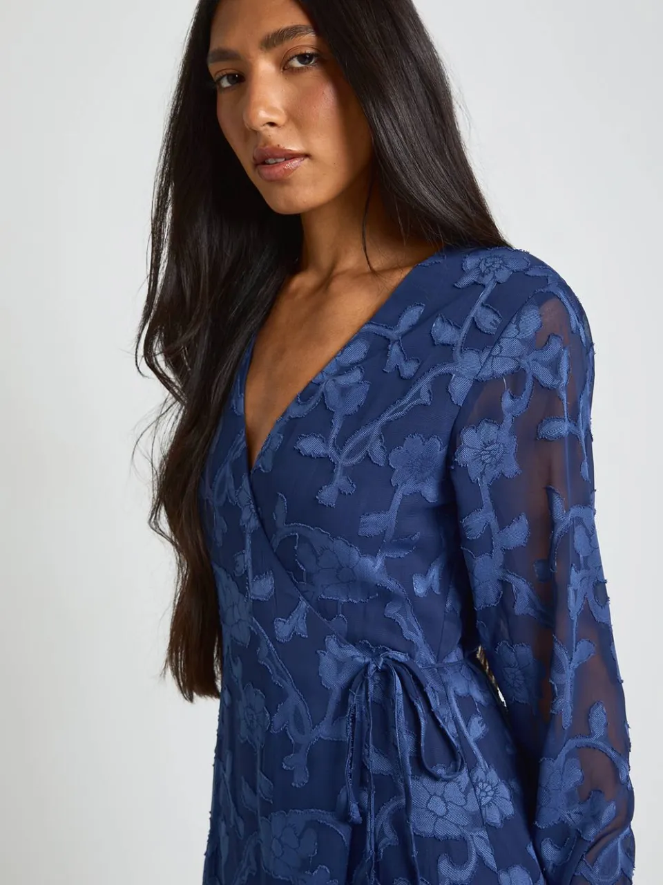 boohoo Dames Lange Burnout Bloemen Ruches Wikkel Jurk marineblauw, foto 4