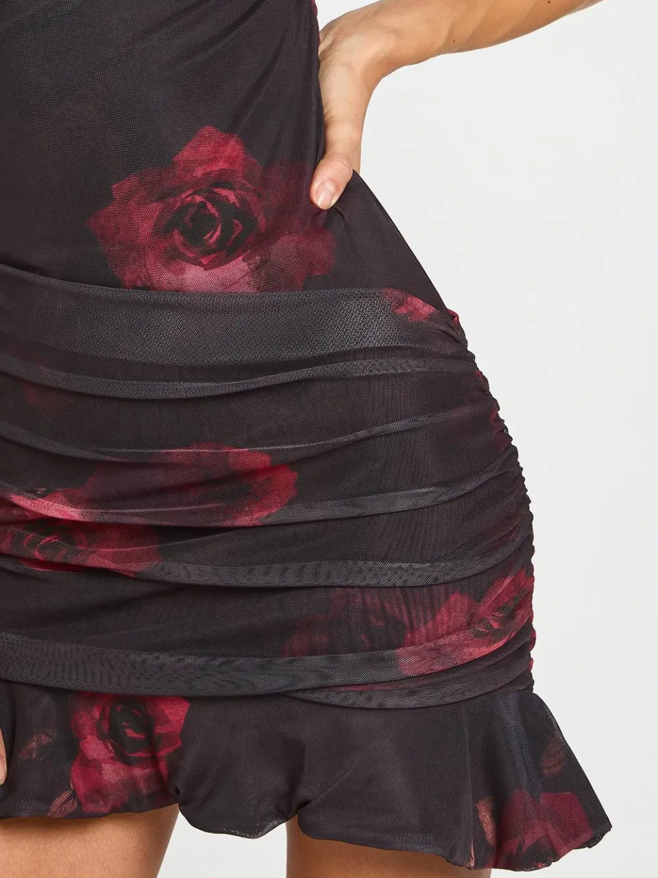 boohoo Dames Lange Gebloemde Asymmetrische Geplooide Mini-jurk zwart, foto 4