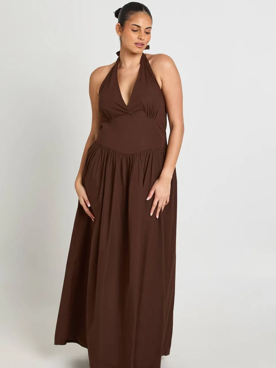 boohoo Dames Plus Katoenen Popeline Halter Maxi Jurk Met Plooien chocoladebruin, foto 2