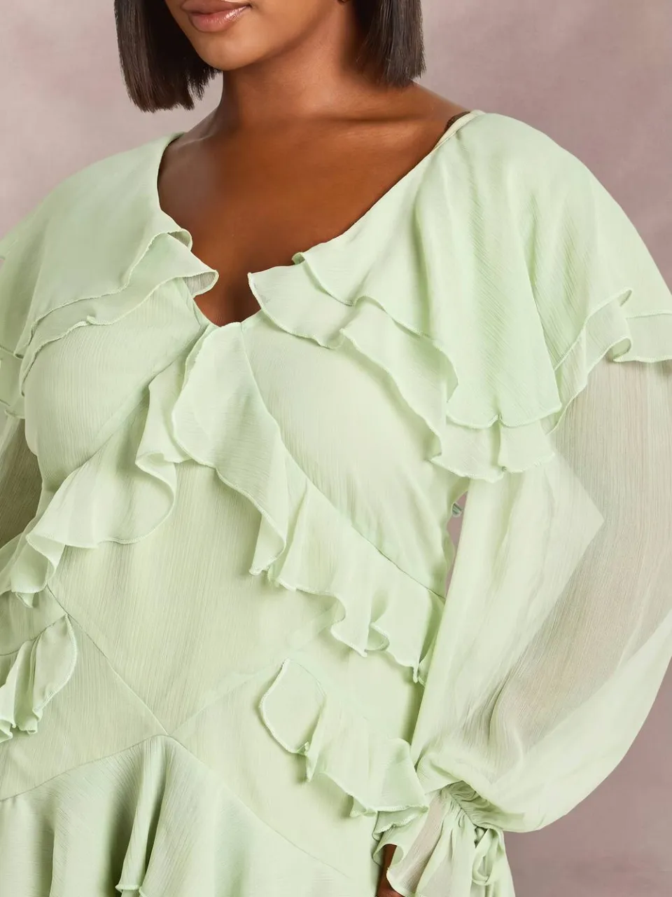 boohoo Dames Plus Chiffon Ruches Mini Jurk verstandig, foto 4