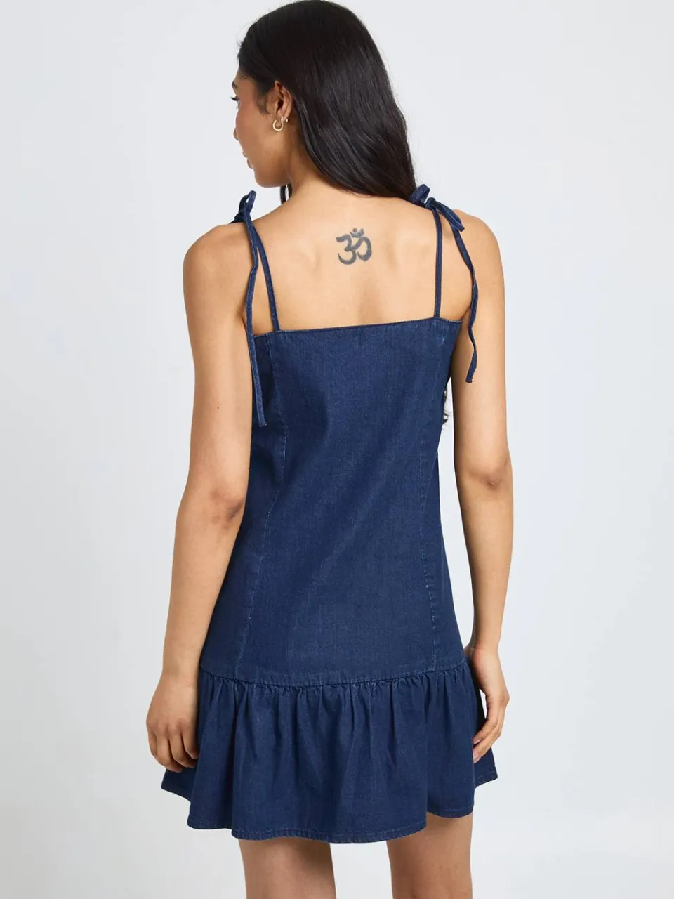 boohoo Dames Lange Denim Mini-jurk Met Bandjes En Verlaagde Zoom, foto 2