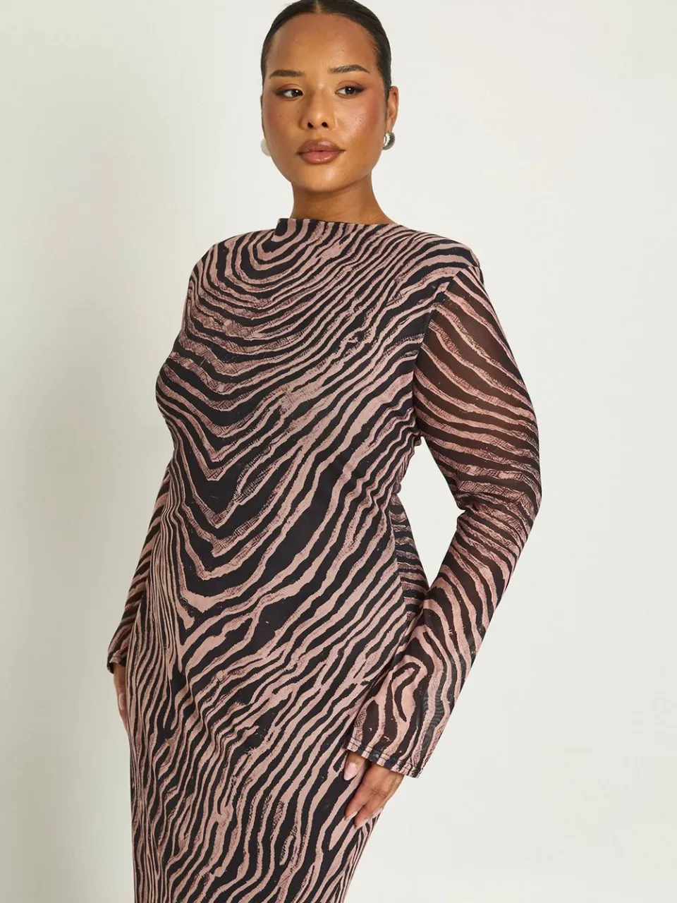 boohoo Dames Plus Zebra Schoudervulling Midaxi Jurk zwart, foto 3