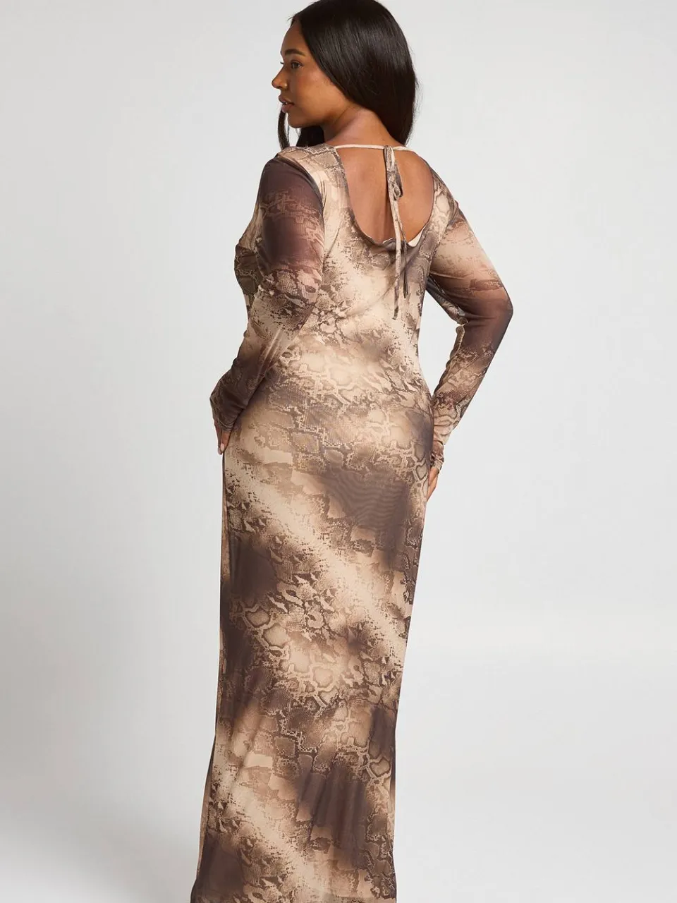 boohoo Dames Plus Slangenmesh Maxi Jurk Met Lage Rug bruin, foto 2