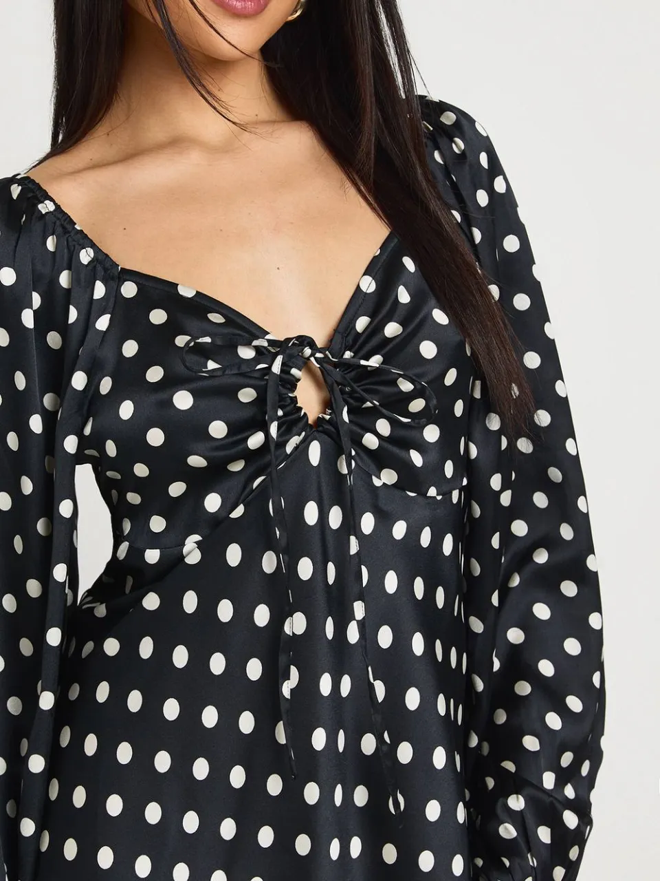 boohoo Dames Satijnen Mini Jurk Met Stippenprint En Volumineuze Mouwen zwart, foto 4