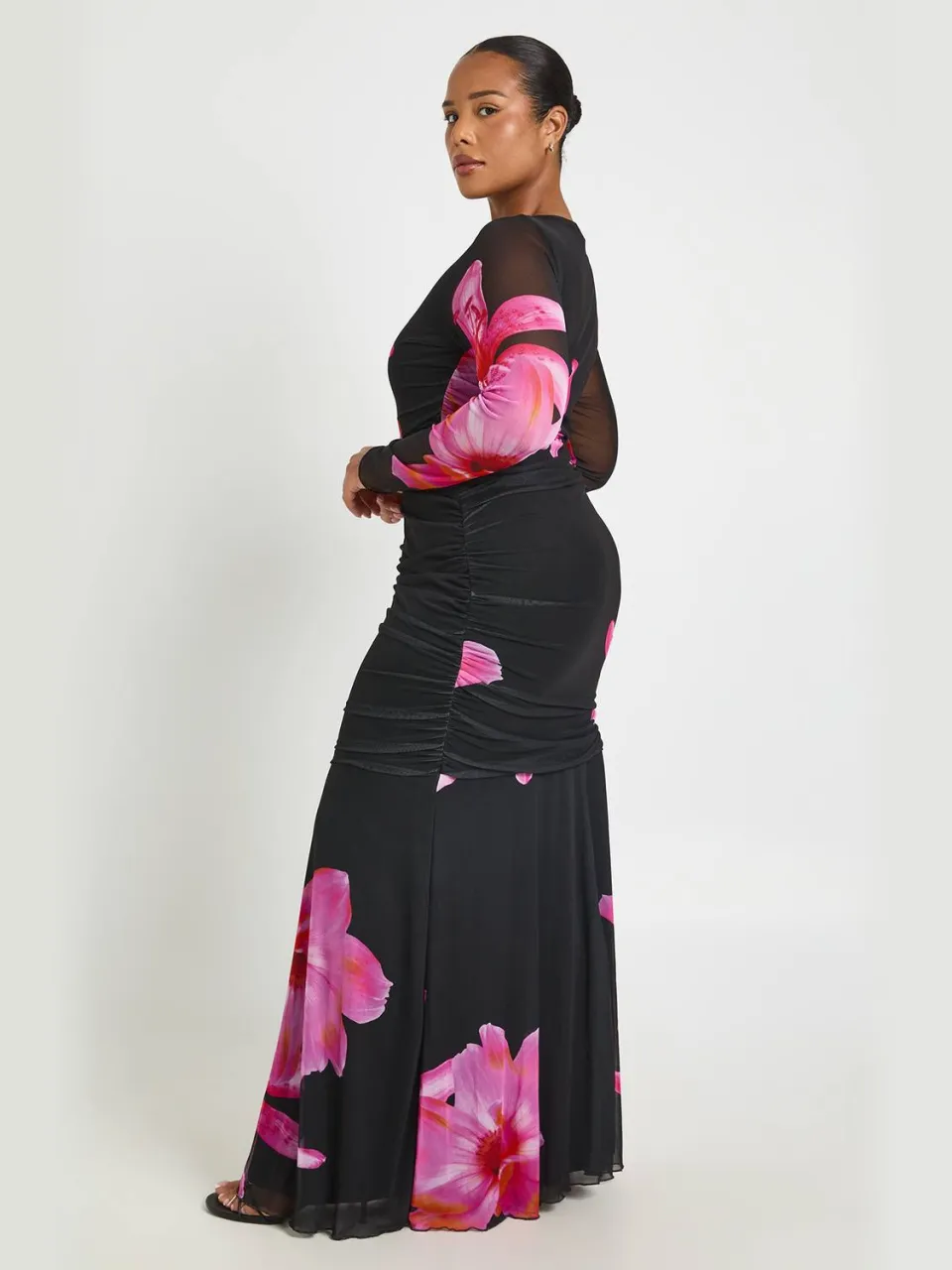 boohoo Dames Plus Bloemen Mesh Gerimpelde Maxi Jurk Met Lange Mouwen zwart, foto 2