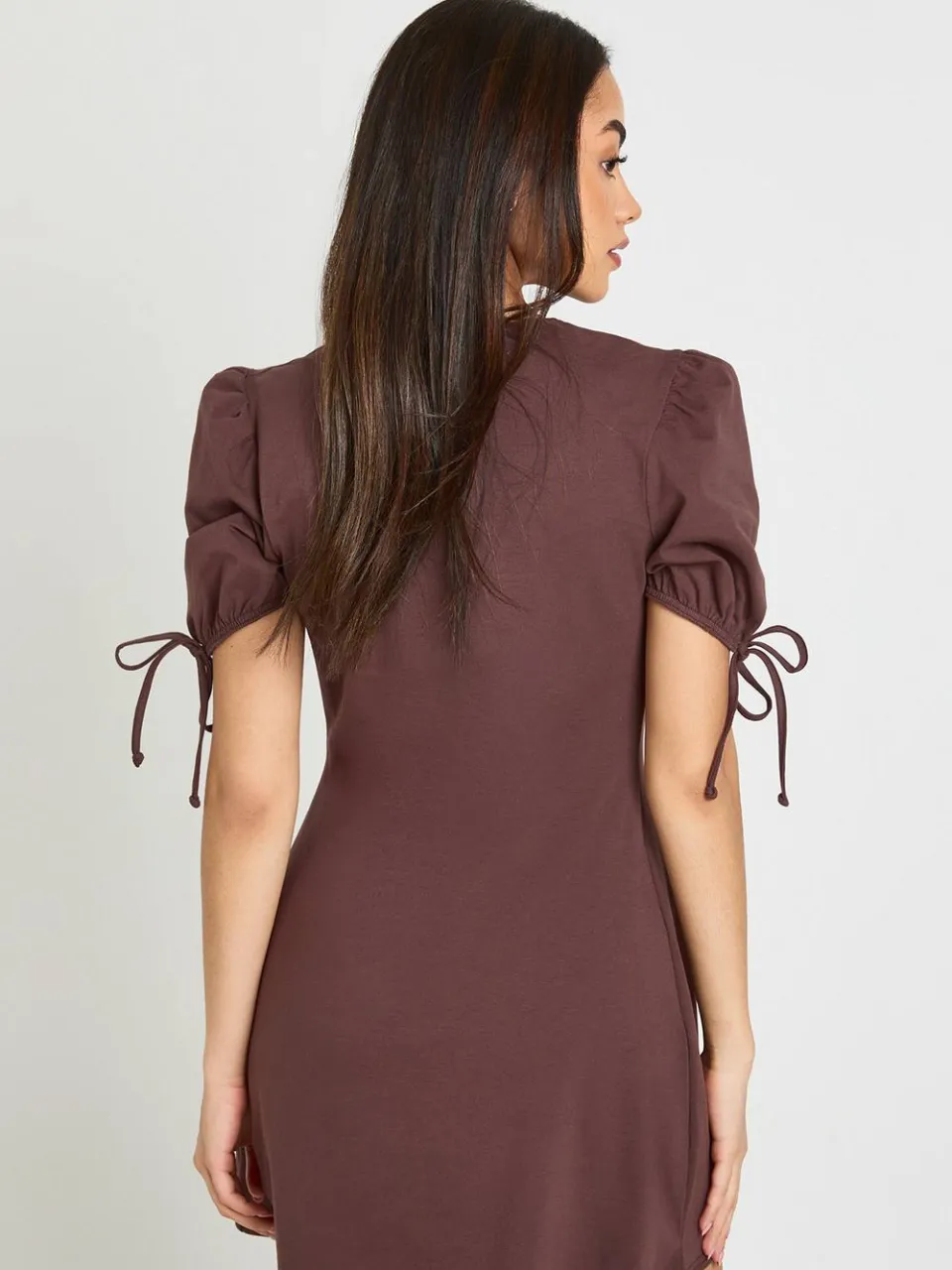 boohoo Dames Katoenen T-shirtjurk Met Strikbandjes Aan De Manchetten chocoladebruin, foto 3