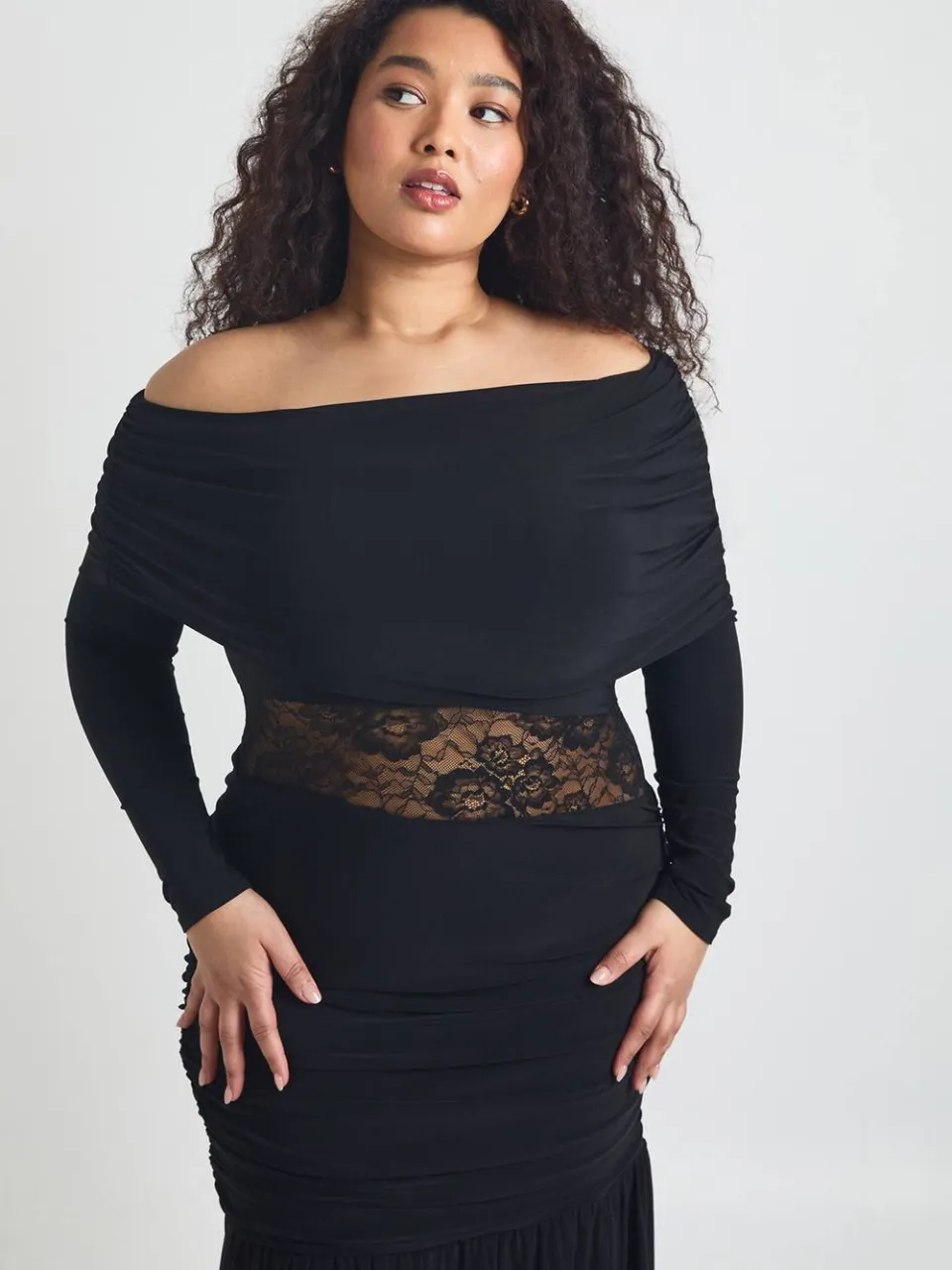 boohoo Dames Plus Asymmetrische Halslijn Kanten Inzet Lange Mouw Maxi Jurk zwart, foto 2