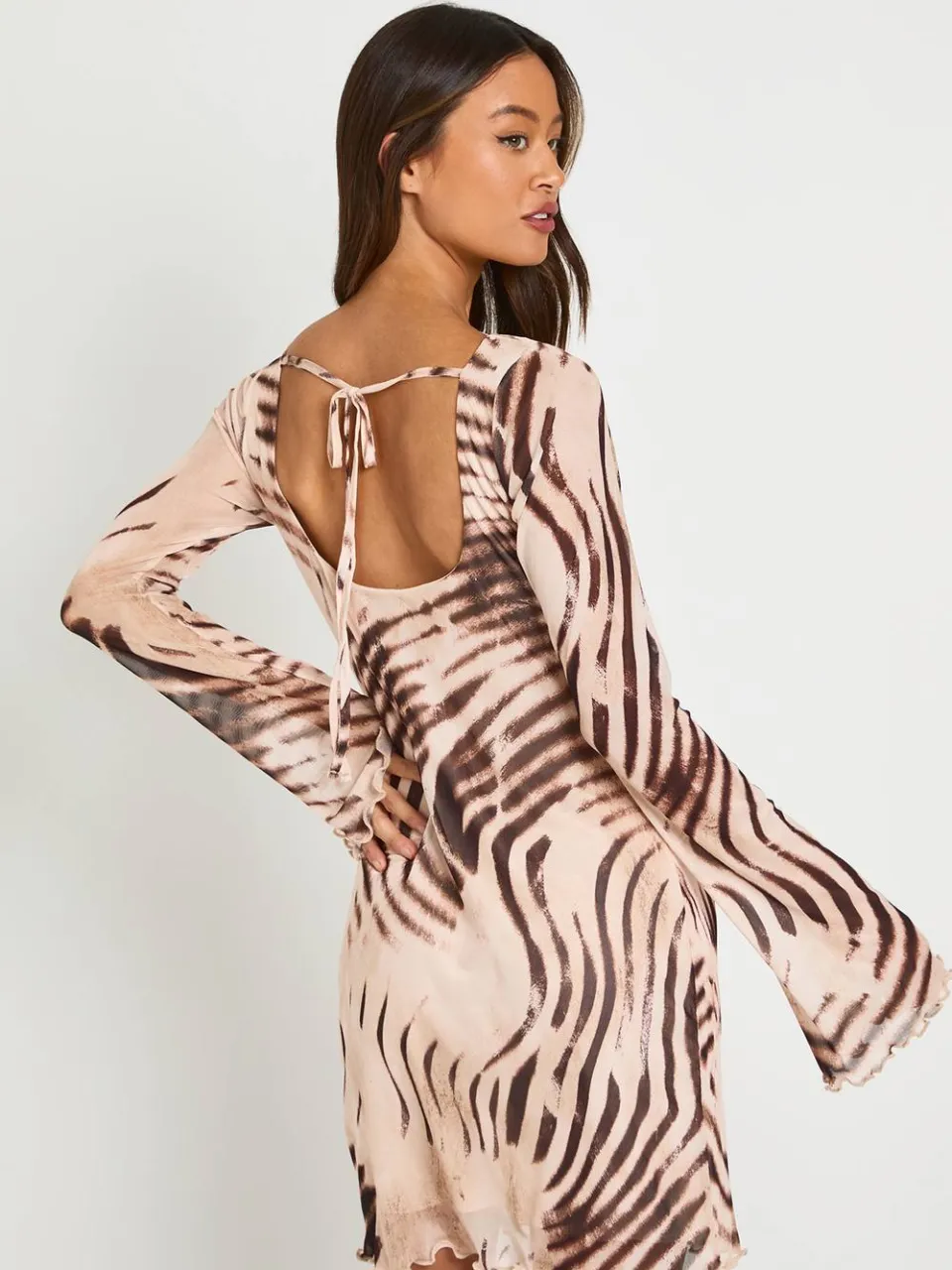 boohoo Dames Tall Mini-jurk Met Gemengde Dierenprint Van Mesh En Uitlopende Mouwen zand, foto 3