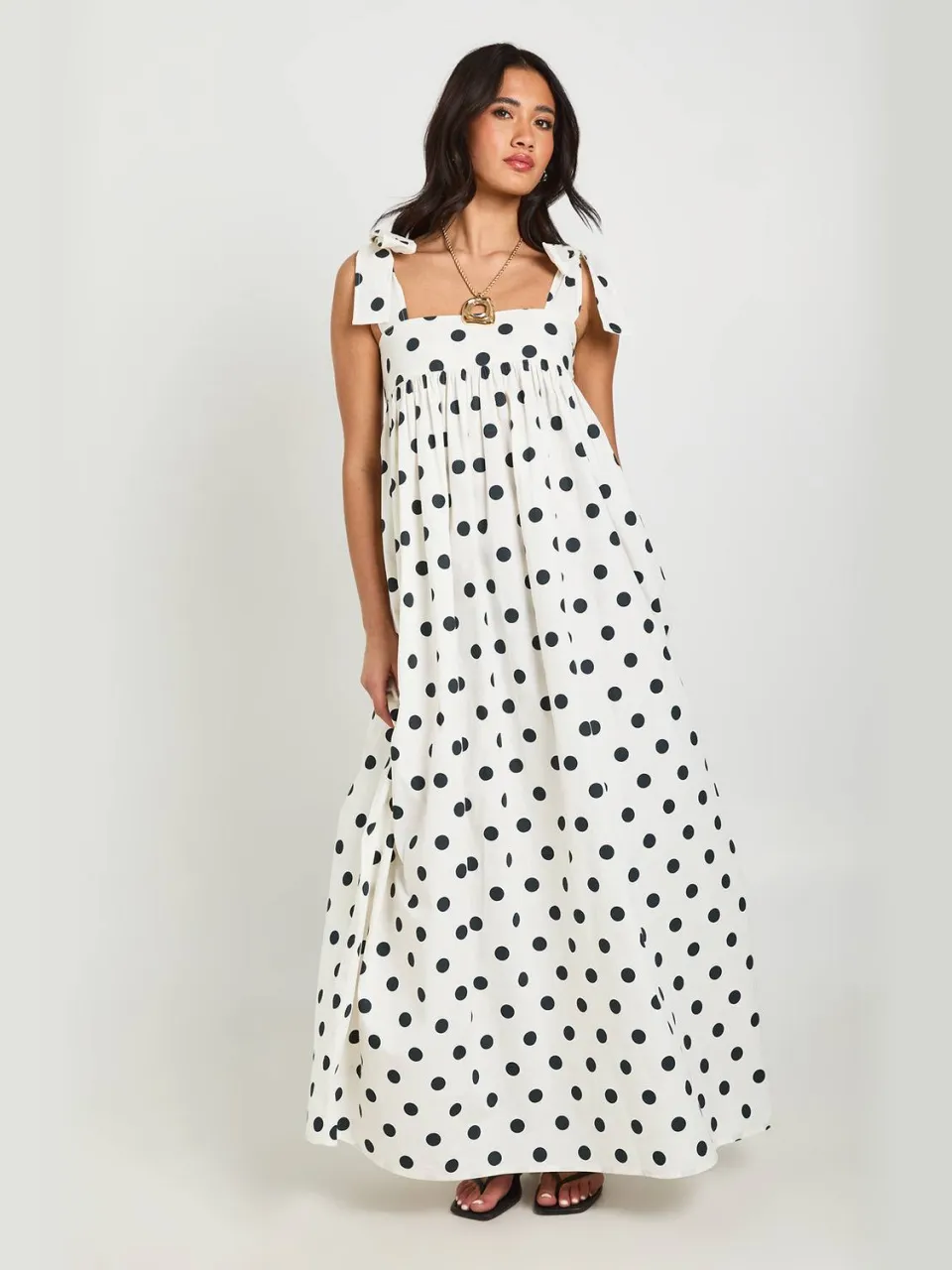 boohoo Dames Maxi Gesmokte Jurk Met Polkadots En Strikbandjes Op De Schouders wit, foto 3