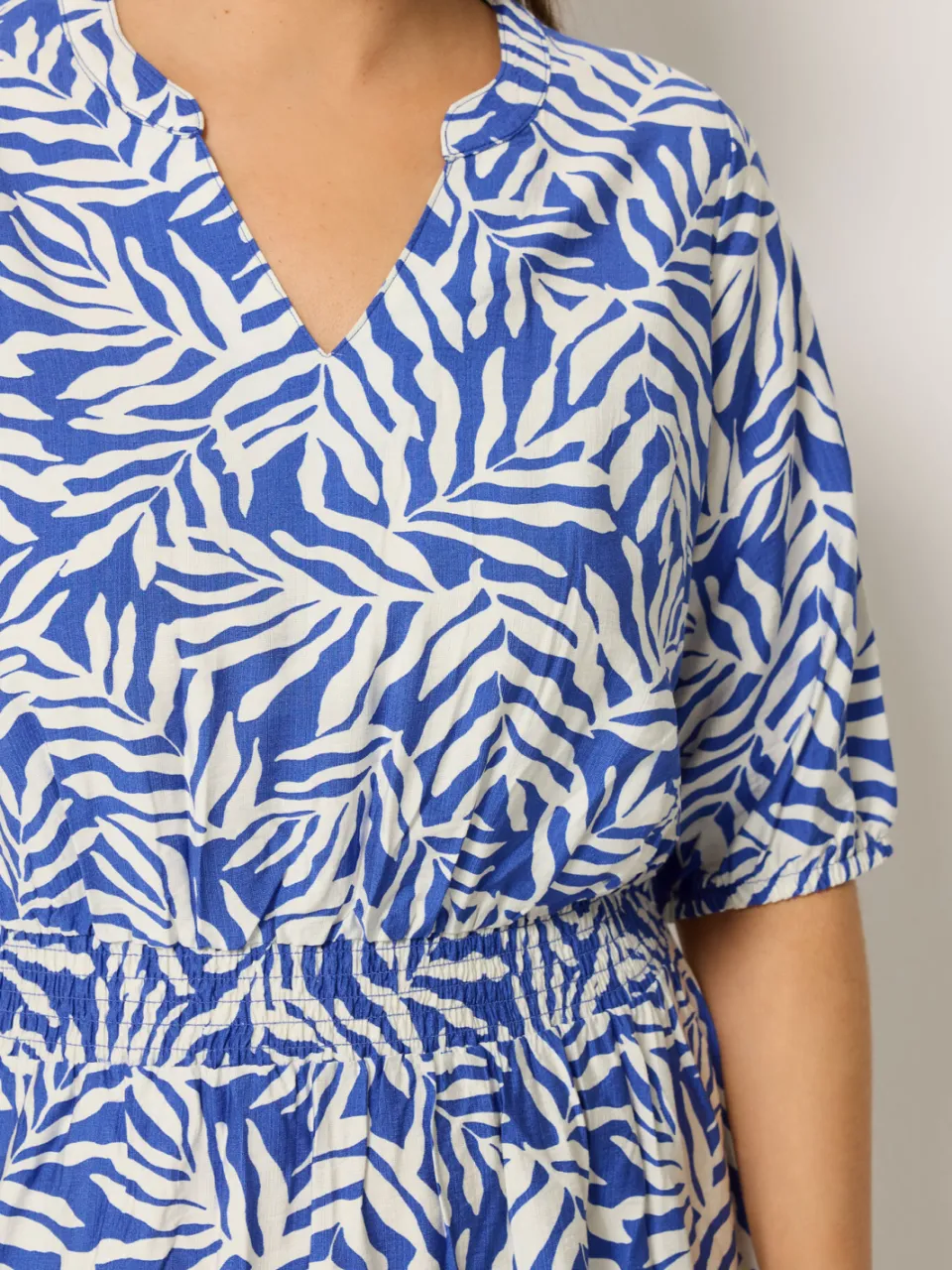 Yours Blauwe Jurk Met Bladprint En Inkeping In De Hals, foto 4