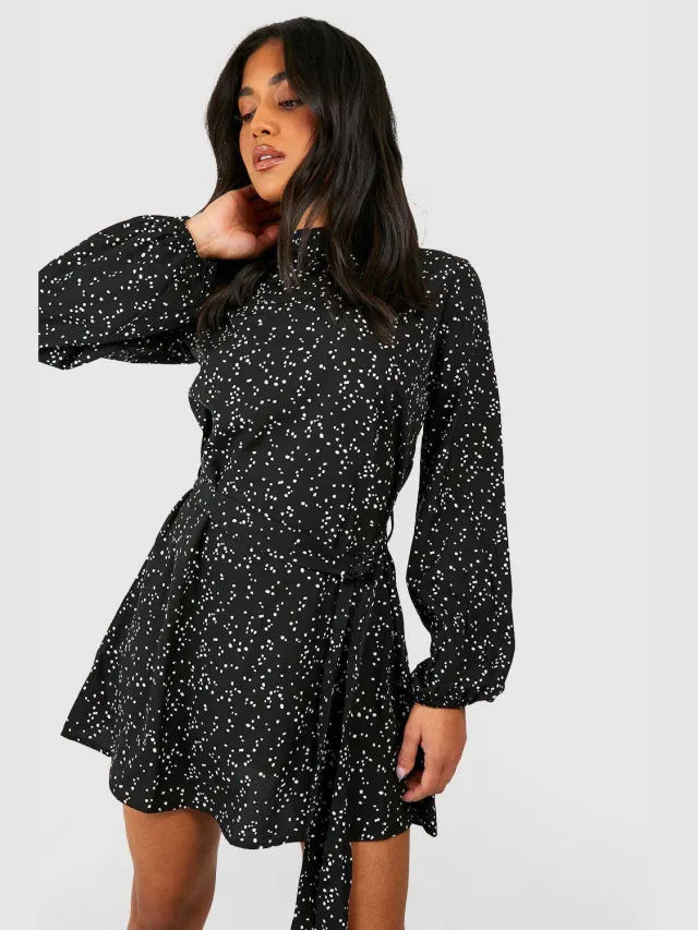 boohoo Dames Petite Ditsy Spot Print Ceintuur Skaterjurk Zwart
