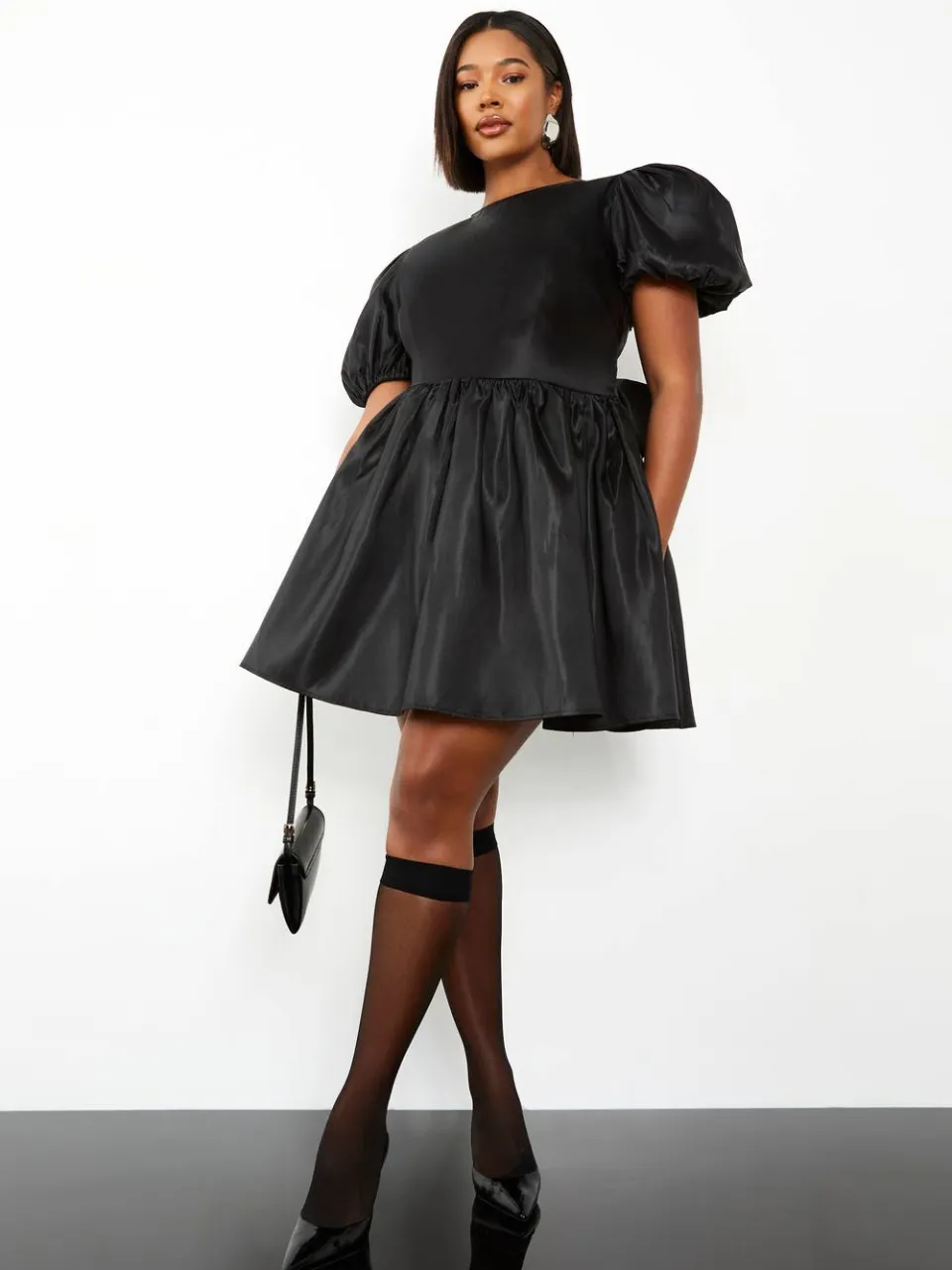 boohoo Dames Plus Taffeta Boogrug Puffmouw Skaterjurk zwart, foto 3