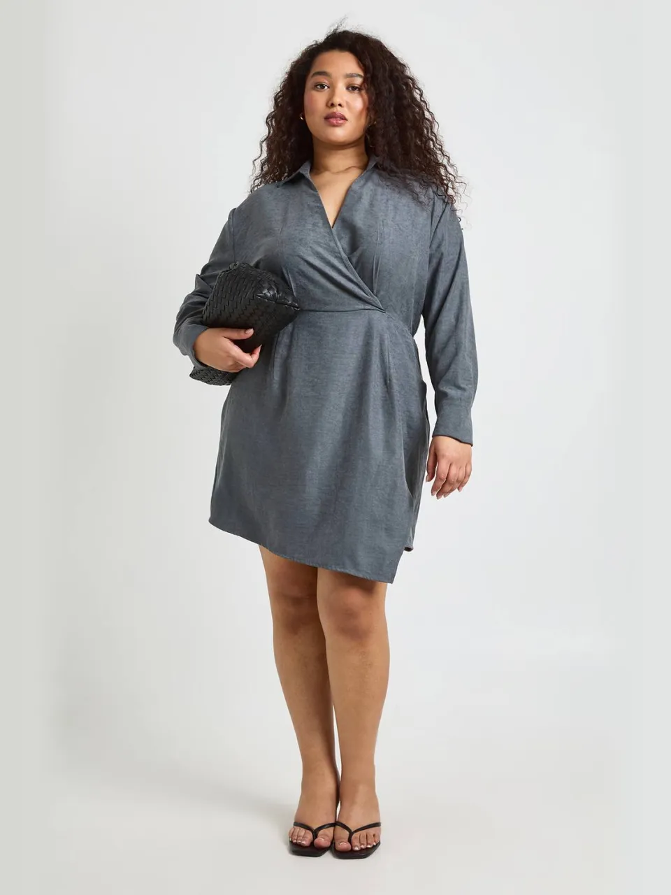 boohoo Dames Plus Gepelde Kraag Wikkel Blousejurk houtskool, foto 3