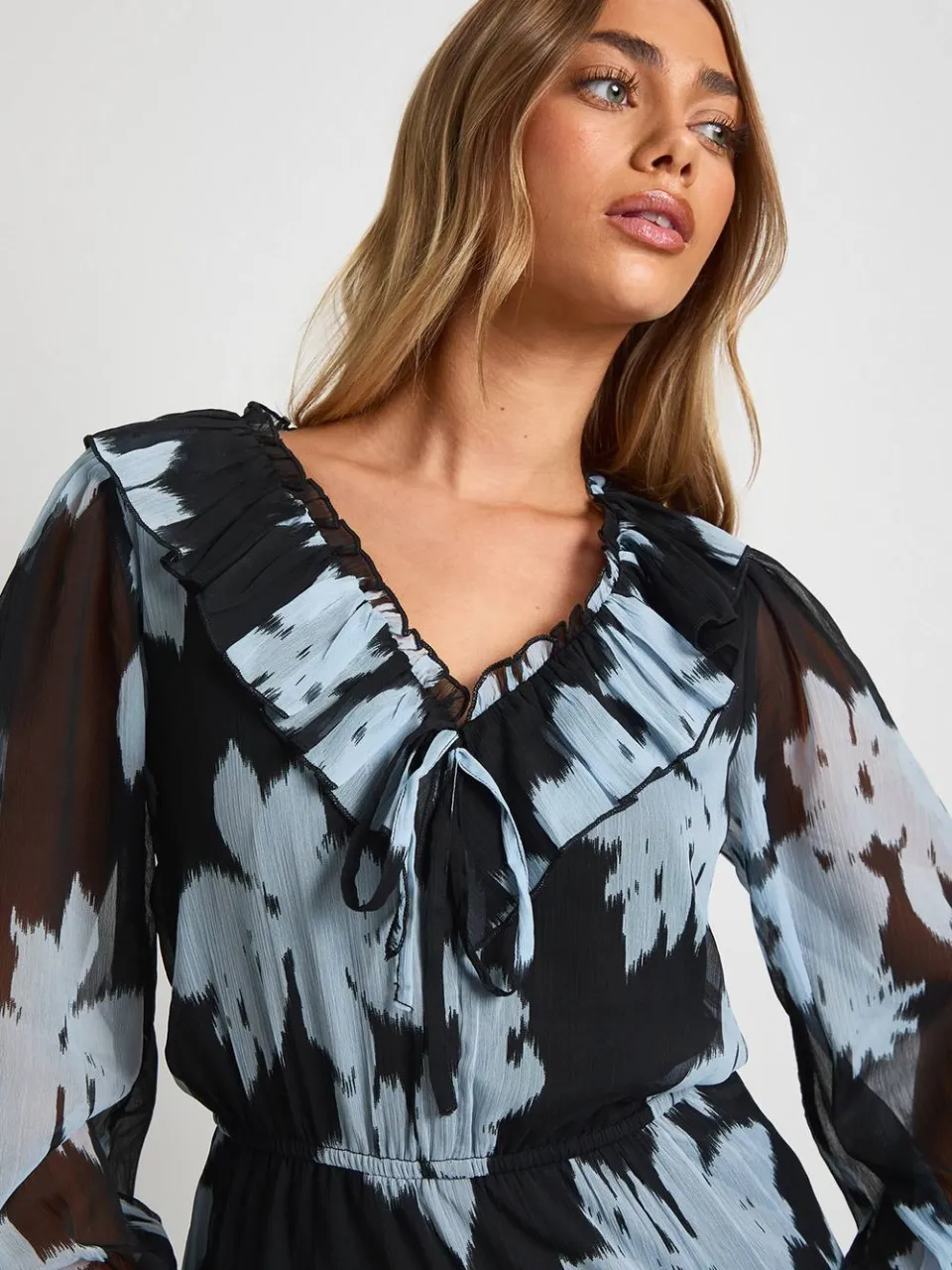 boohoo Dames Bloemige Chiffon lagelaagse smockjurk chocoladebruin, foto 4