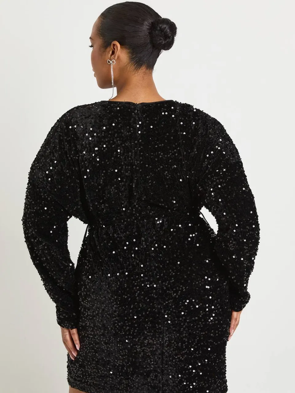 boohoo Dames Plus fluweel pailletten minijurk met strikceintuur zwart, foto 3