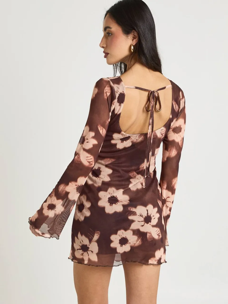 boohoo Dames Bloemen Mesh Wijde Mouw Mini Jurk chocoladebruin, foto 2